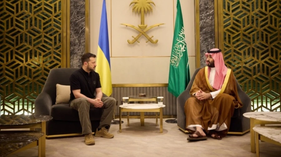 Zelenskyy arrives in Saudi Arabia – video
