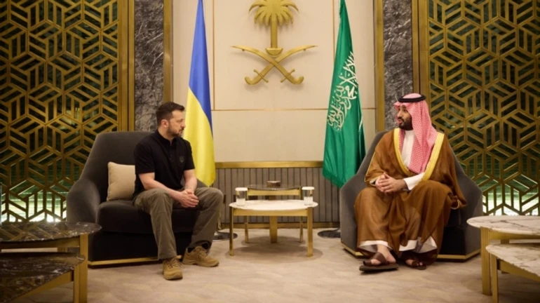 Zelenskyy arrives in Saudi Arabia – video