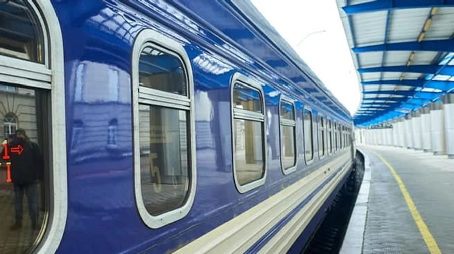 Укрзалізниця пускає евакуаційні поїзди від лінії розмежування