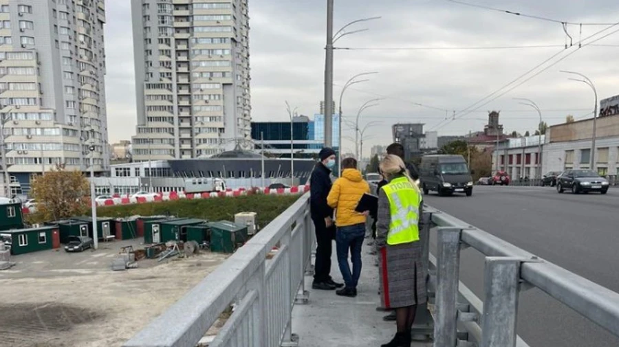 Падіння ліхтарів на Шулявському: силовики з експертами оглядають міст