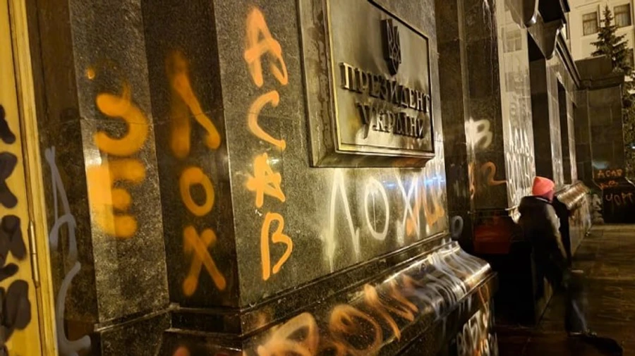 Вибиті вікна та підпал: під стінами ОП проходить акція на підтримку Стерненка