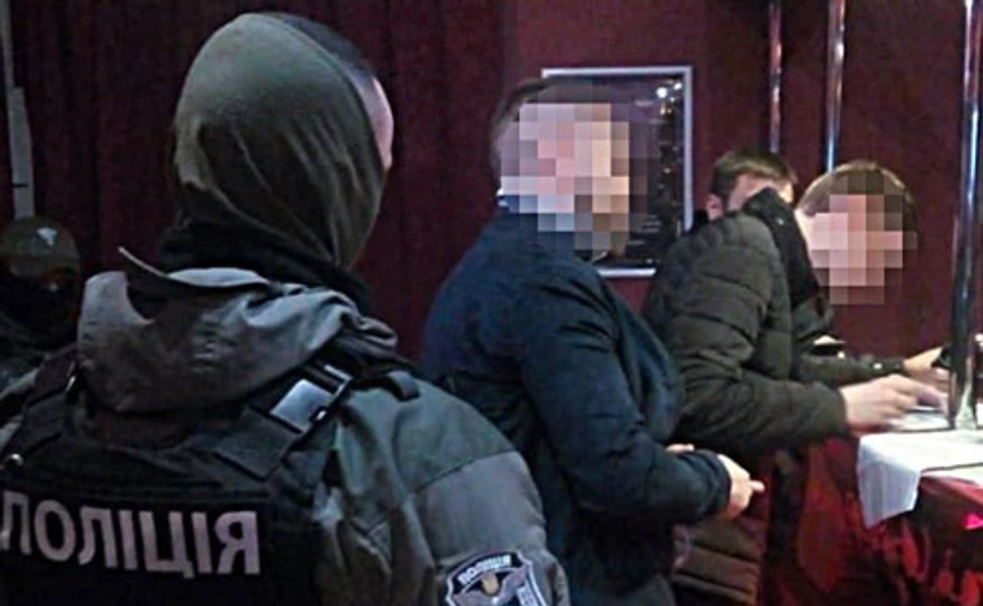 Під виглядом бійців АТО викрадали людей і вибивали борги: поліція викрила банду