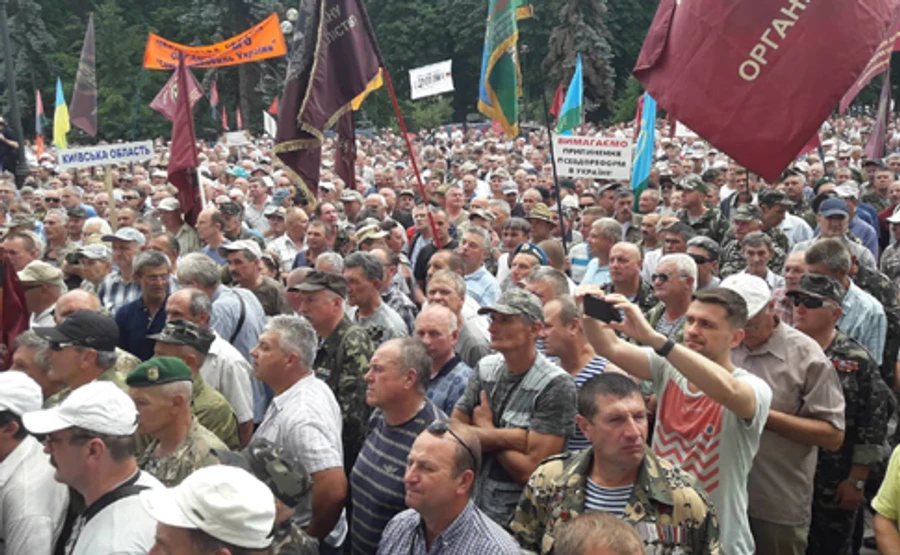 Під ВР сутички мітингувальників з поліцією