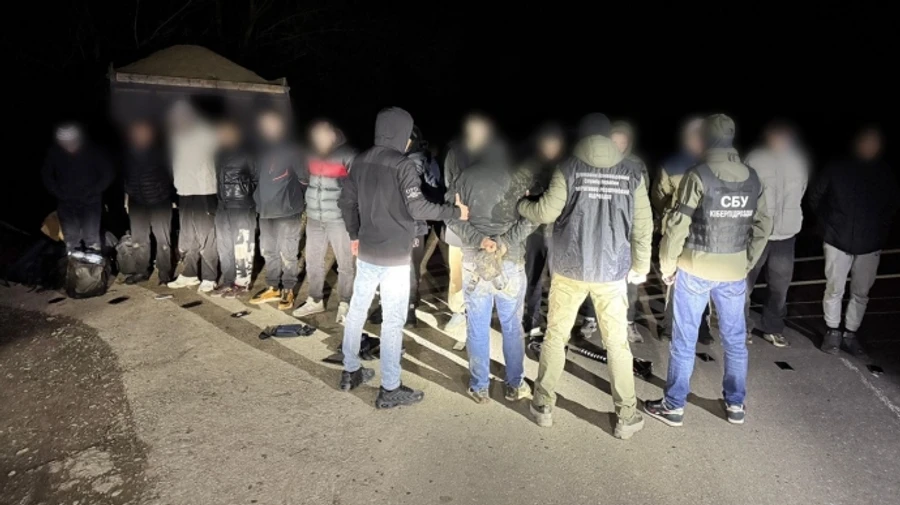 Під піском на КамАЗі: прикордонники затримали 13 чоловіків на шляху до Угорщини