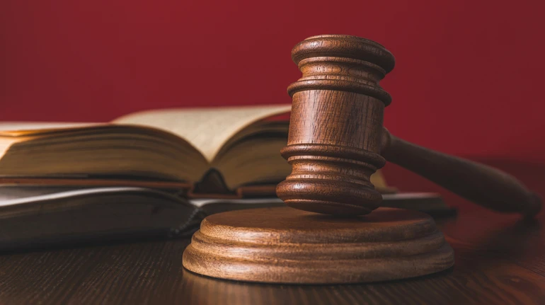 Ігнорувала катування 9-річного хлопчика, якого била і зв’язувала мати: у Києві вручили підозру посадовиці