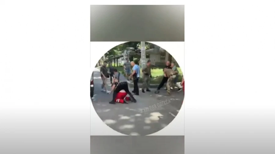 В Одессе возле ТЦК подрались медики и военные