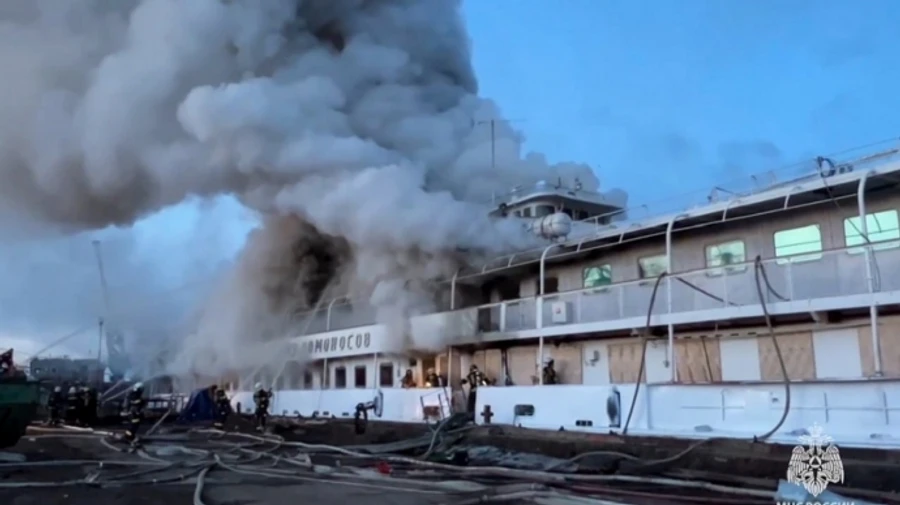 В России в порту Архангельска горит теплоход