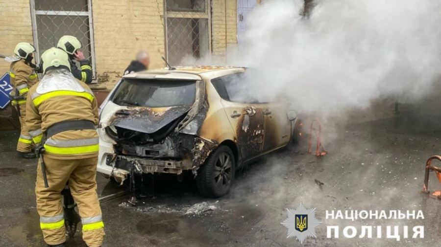 Облил бензином авто врача и поджег: полиция рассказала детали инцидента в центре Киева