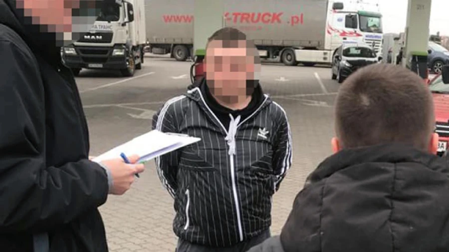 СБУ впіймала шахрая, який переправляв чоловіків за кордон