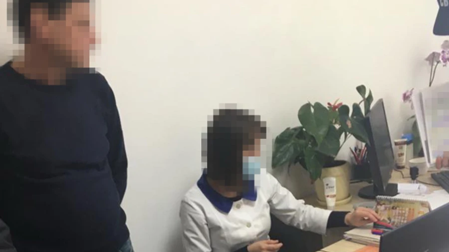 СБУ викрила лікарку, яка підробляла дані про вакцинацію: фальшиві сертифікати анулюють