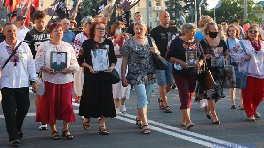 Участники марша защитников в Харькове зажгли 30 файеров