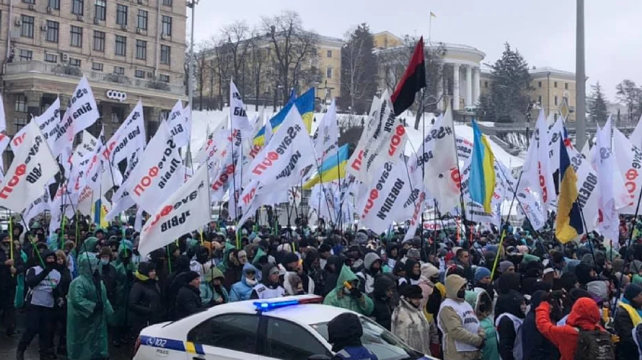 Митингующие перекрыли одну из полос на столичном Крещатике