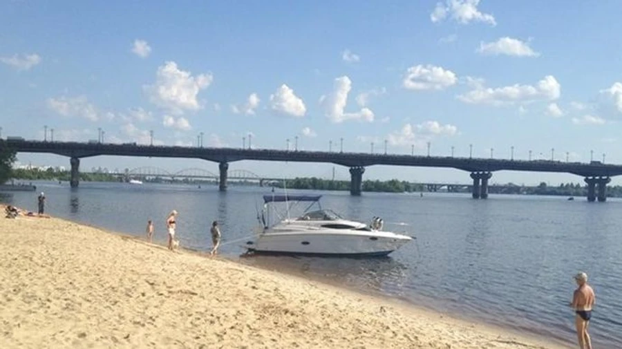 На частині київських пляжів не рекомендують купатися, на двох - заборонено