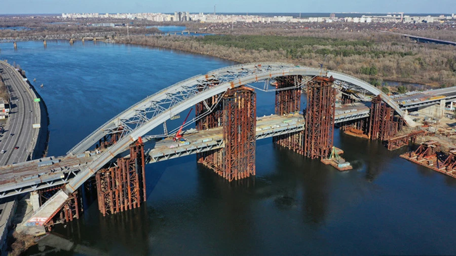 Розкрадання на будівництві Подільського мосту в Києві: пройшло 17 обшуків