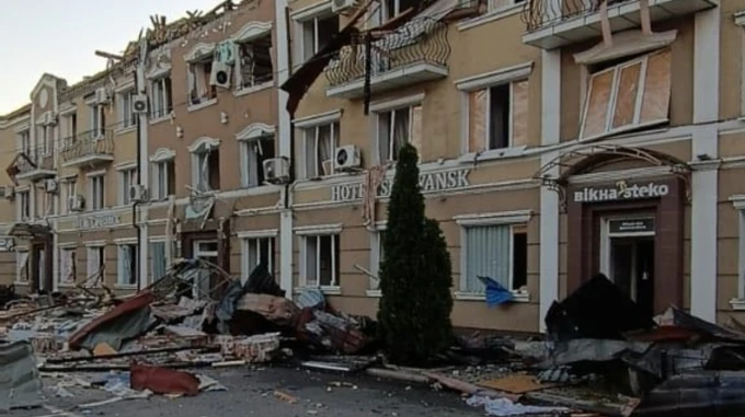 Russians attack centre of Sloviansk, injuring person and damaging city landmark
