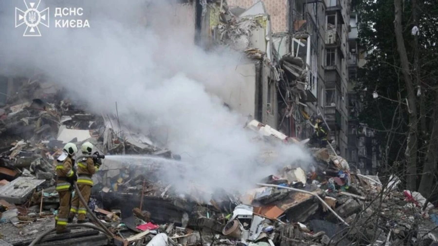 Россияне нанесли ракетный удар по Киеву: есть попадания в жилые дома, возникли пожары