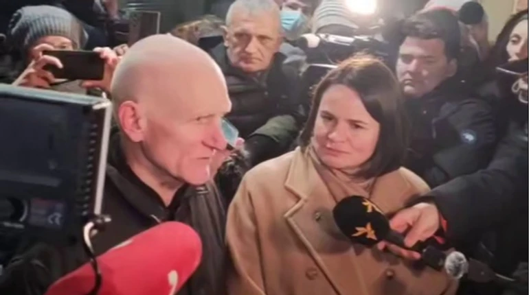 Звільненого Лукашенком нобелівського лауреата Бяляцького у Литві зустріла Тихановська