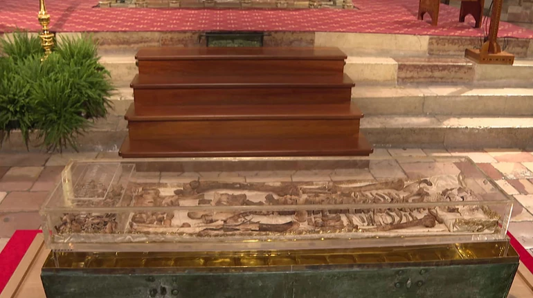 В Италии на всеобщее обозрение впервые выставили мощи святого, который умер 800 лет назад