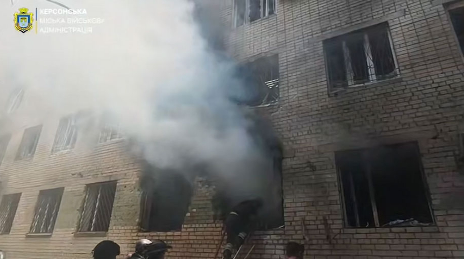 Росіяни вдарили "Шахедом" по центру Херсона: загинула жінка, ще двоє поранені
