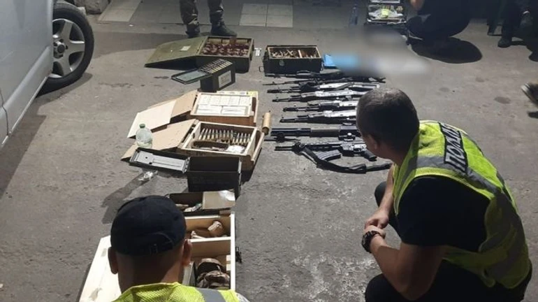 На Київщині працівник військкомату зберігав у себе арсенал зброї й боєприпасів