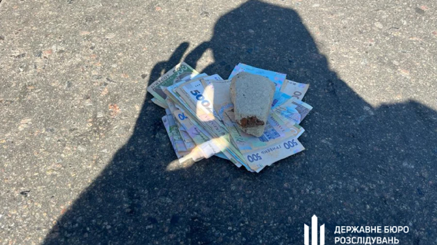 Офіцер, який вимагав хабар у військового, хотів викинути гроші й утекти – ДБР