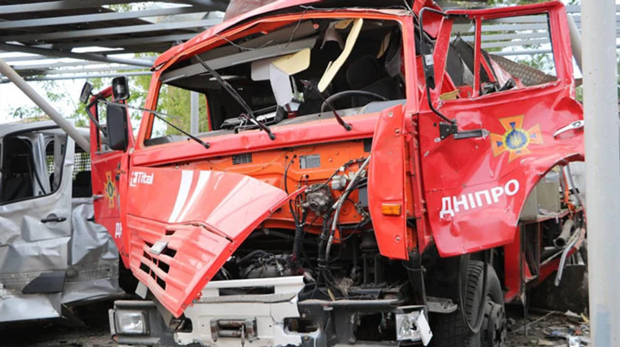 Russians attack emergency rescue unit in Dnipro: over 20 cars damaged, emergency worker injured