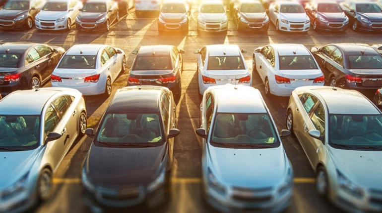Закрытые порты, топливный кризис и курсовые качели: как украинский авторынок пережил год