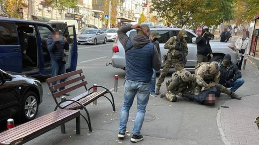 СБУ затримала оперативника ДБР, бо той підбурював взяти хабар 5000 доларів