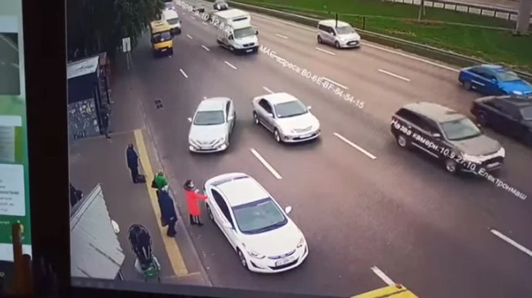 Уснул за рулем и погубил двух людей: Uber въехал в остановку