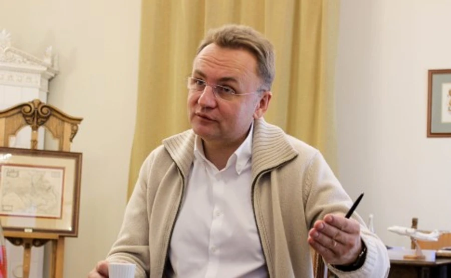 Садовый согласился закрыть рынки во Львове