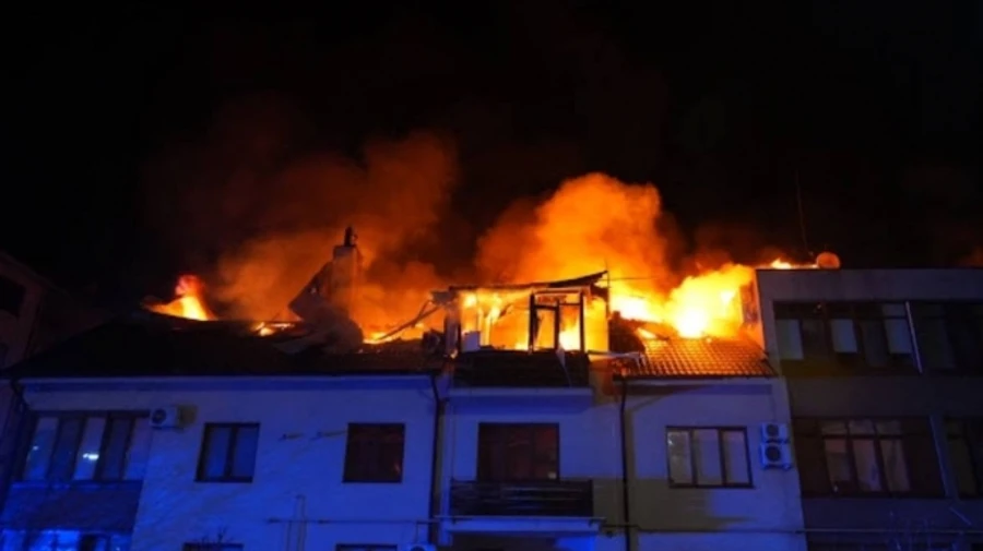 Russians hit high-rise building in Zaporizhzhia, fire breaks out – video, photos