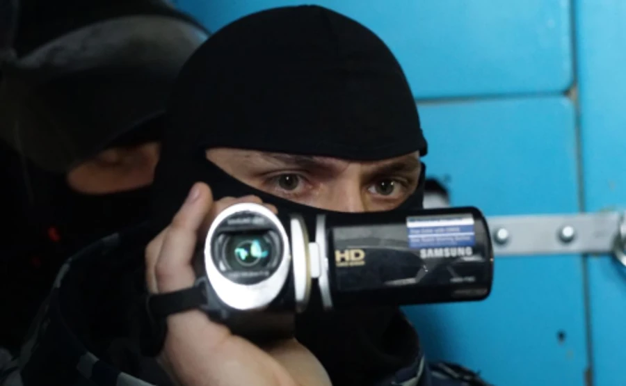 Маски-шоу стоп у дії: камера зняла, як понятий на обшуку вкрав 20 тисяч