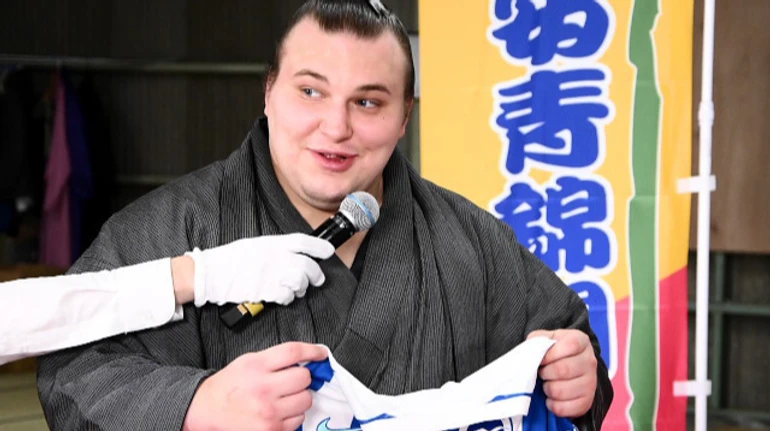 Сумоїст Аонішікі на невдалому для себе Haru Basho виступав із переломом