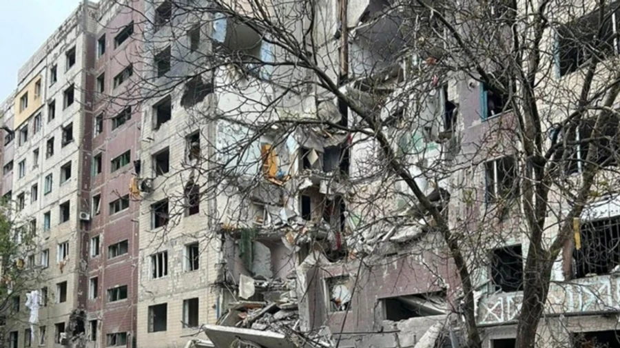 Russians drop aerial bomb on high-rise building in Kostiantynivka, Donetsk Oblast: 13 wounded, person being searched for under rubble – photos