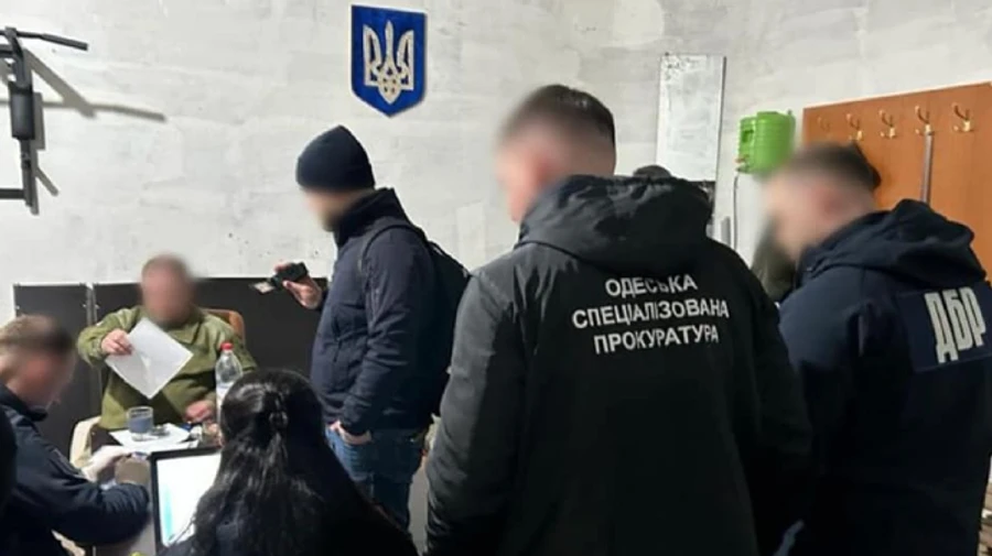 Підполковник вимагав хабар 100 тисяч з військового за переведення з частини 