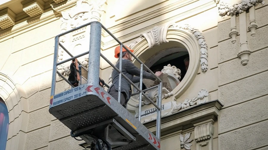 Отправили к Сталину: в Черновцах сняли бюст Пушкина з фасада театра 