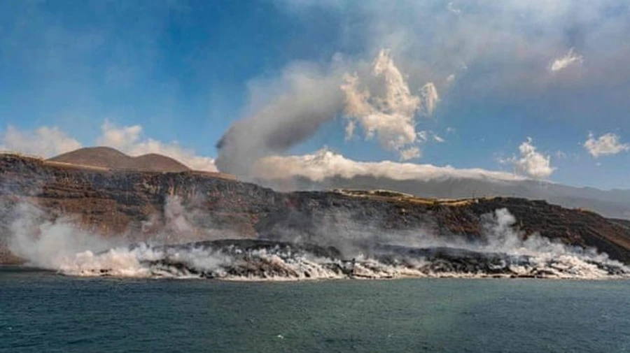 Лава з вулкана на Канарах утворила в океані півострів площею 25 футбольних полів