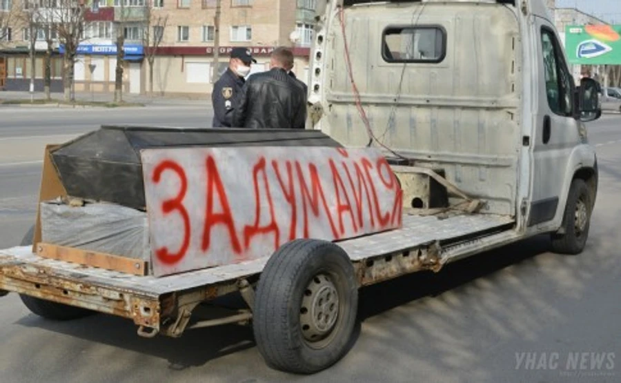 На Хмельниччині побили авто, на якому возили труну-нагадування про карантин