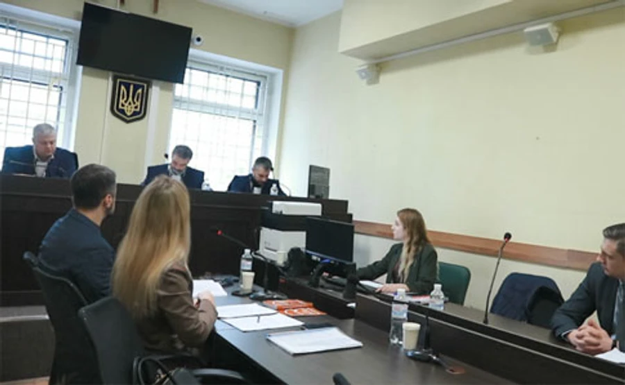 Мати Онищенка не прибула в суд, каже: неходяча