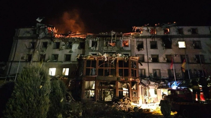 Russian forces hit hotel in Kryvyi Rih with missile: 2 killed and 28 injured – photos