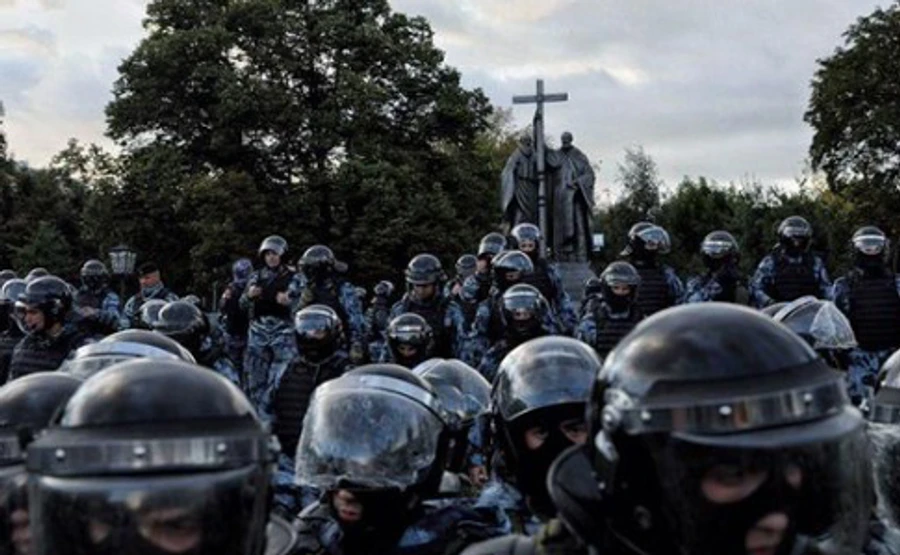 Путін у Криму катається на байку, у Москві люди ховаються від ОМОНу у храмі