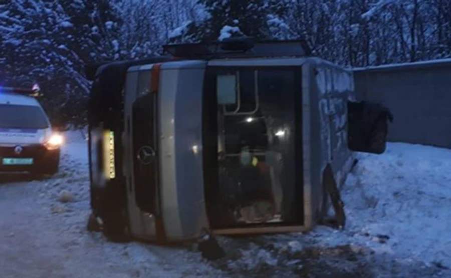 Под Киевом перевернулась маршрутка: 8 пострадавших