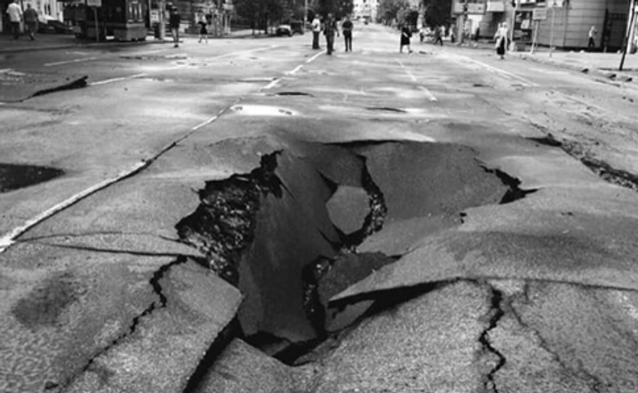 У КМДА кажуть, що полатали провалля в центрі Києва: винним виставлять рахунок