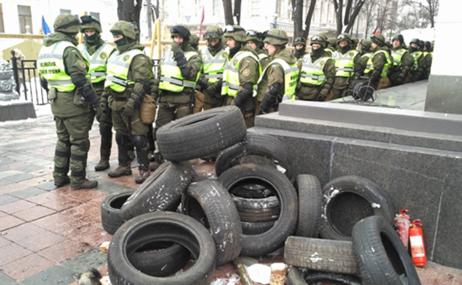 Під Радою сталися сутички: поранено 2 правоохоронців