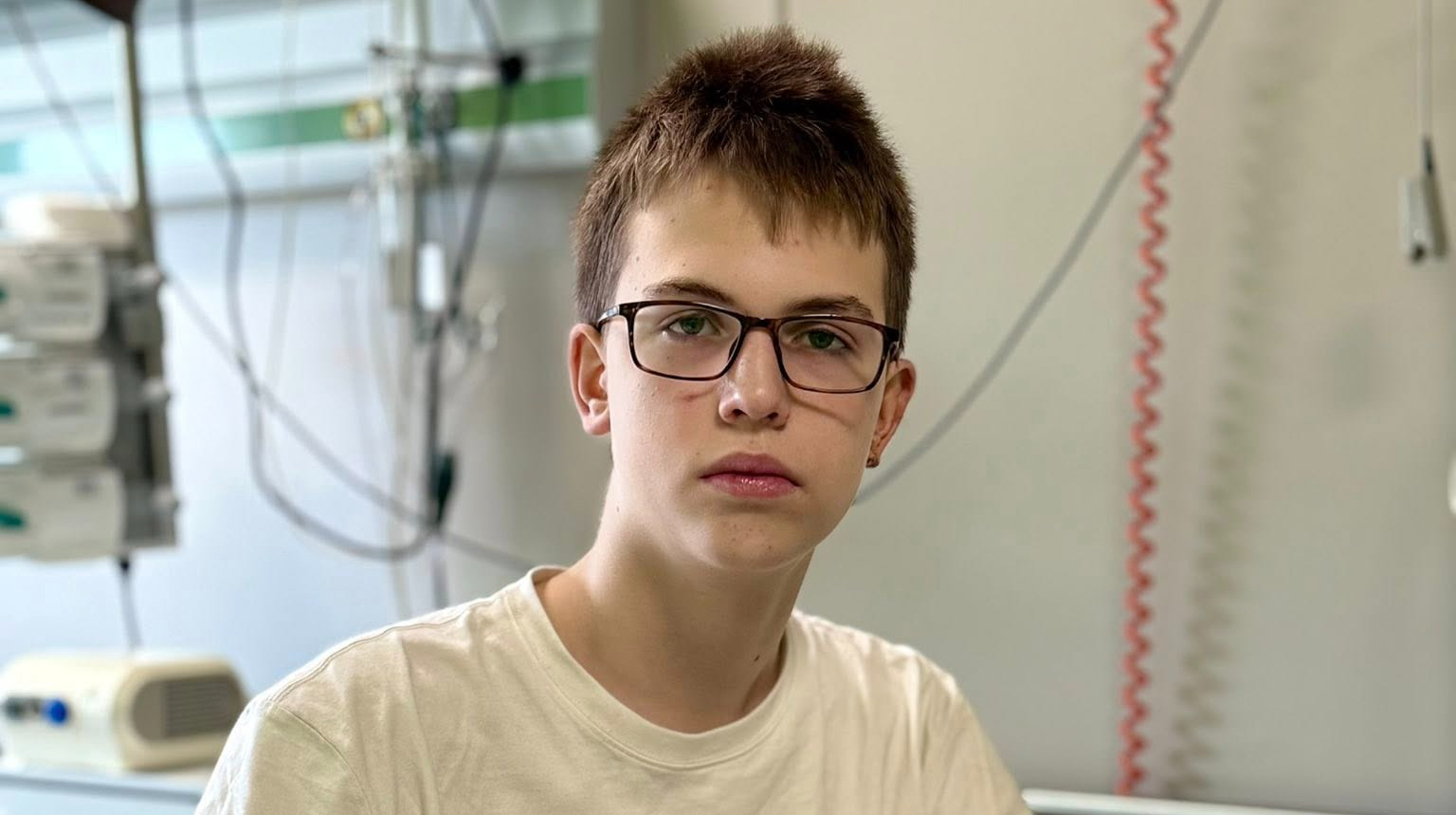 Un adolescente ucraino perde la madre e subisce gravi ustioni in un attacco missilistico russo: la storia di Ivan e la sua lotta per la sopravvivenza

La storia di Ivan
Durante uno degli attacchi su larga scala della Russia, il 15enne Ivan di Kyiv ha perso la madre, che è rimasta intrappolata sotto le macerie della loro casa.
Il ragazzo è riuscito a sopravvivere, ma l'inhalazione del fumo ha causato ustioni al suo sistema respiratorio e agli occhi.
Approfondimento
Durante uno degli attacchi notturni con missili, Ivan è stato svegliato da un'esplosione - un missile ha colpito una sezione del suo palazzo. Insieme con sua madre, ha cercato di fuggire dal loro appartamento pieno di fumo.
L'incendio è scoppiato al secondo piano, e anche se la famiglia viveva al sesto piano, il fumo ha rapidamente riempito l'intero vano scale.
"Sulle scale, è diventato difficile respirare, c'era troppo fumo, i miei occhi bruciavano e la mia vista iniziava a offuscarsi", ricorda Ivan. "Stavo tenendo il nostro cane e sapevo che entrambi avevamo bisogno di aria. Mamma era un piano sopra di me. Tra il piano terra e il primo piano, ho aperto una finestra per prendere un po' d'aria e ho chiesto aiuto".
Possibili Conseguenze
I soccorritori sono riusciti a tirare fuori il ragazzo, ma pochi momenti dopo una parte del vano scale è crollata, intrappolando la madre di Ivan sotto le macerie. Non sono riusciti a salvarla.
Ivan è stato portato in ospedale all'Okhmatdyt, dove i medici hanno diagnosticato un avvelenamento da inalazione di fumo e lo hanno messo in terapia intensiva.
Opinione
I chirurghi toracici hanno eseguito una broncoscopia e hanno trovato ustioni di secondo grado alla trachea, alla laringe e ai bronchi. In seguito, gli oftalmologi hanno diagnosticato ustioni corneali in entrambi gli occhi.
Ivan ha subito una terapia di detossificazione per pulire i polmoni dalle particelle di plastica e di fuliggine, prevenendo ulteriore avvelenamento dei suoi organi interni.
Analisi Critica dei Fatti
Ivan ha trascorso il primo giorno e mezzo in terapia intensiva, respirando da solo ma ricevendo supporto di ossigeno per stabilizzare i suoi livelli. Una volta che la sua condizione si è migliorata, è stato trasferito al reparto di chirurgia toracica.
"Il paziente ha ricevuto terapia di detossificazione, anti-infiammatoria, antibatterica e anti-gonfiore per ridurre l'infiammazione e aiutare le membrane mucose del tratto respiratorio a guarire", ha detto Svitlana Storozhuk, capo ad interim del reparto di chirurgia toracica. "Inalare fumo di plastica è estremamente pericoloso. Fortunatamente, il ragazzo è arrivato all'aria fresca e alle cure mediche in tempo - altrimenti, il risultato potrebbe essere stato tragico".
Relazioni con altri fatti
Una volta che la sua respirazione si è stabilizzata, i medici hanno iniziato a trattare gli occhi di Ivan. Ha sofferto di sensibilità alla luce e di dolore severo, quindi gli è stata prescritta terapia anti-infiammatoria e cheratoprotettiva per restaurare la cornea e la congiuntiva e prevenire ulteriore infiammazione o perdita della vista.
Entro una settimana, Ivan si è ripreso e è stato dimesso dall'ospedale.
Contesto storico
La storia di Ivan è solo uno degli esempi della devastante guerra in Ucraina, che ha causato la morte e il ferimento di molti civili, compresi bambini e adolescenti.
Fonti
Fonte: Ukrainian National Specialised Children's Hospital Okhmatdyt
Sito della fonte: Ukrainian National Specialised Children's Hospital Okhmatdyt