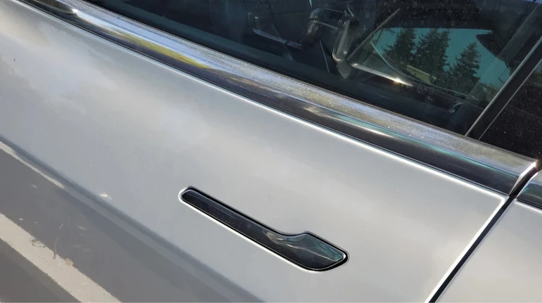 Китай вводить заборону на дверні ручки у стилі Tesla