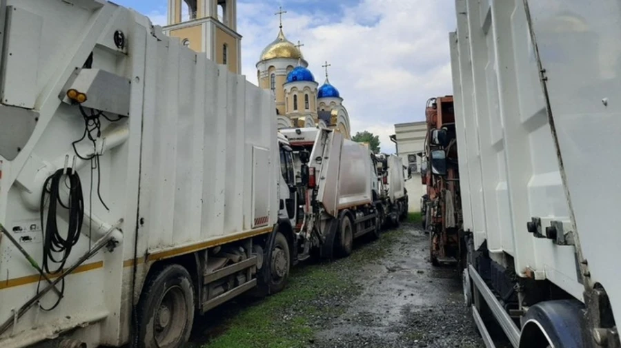 У Хмельницькому зі сміттєвозами й асенізаторами протестували проти приїзду Онуфрія