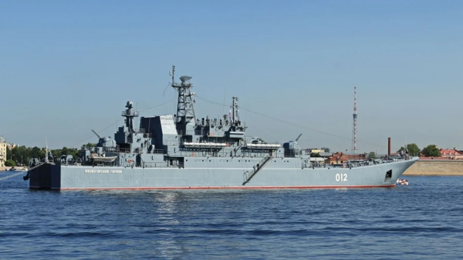 Росіяни перекинули підбитий Оленегорський горняк в окупований Севастополь