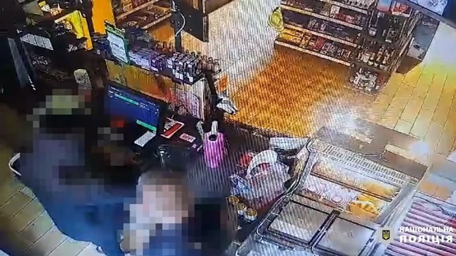 На Прикарпатье вооруженный мужчина ограбил АЗС, его задержали