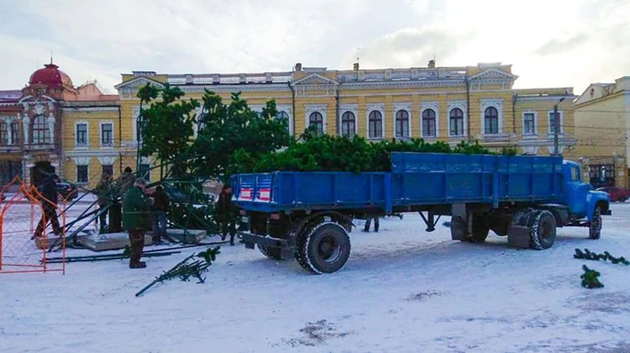 У Кропивницькому штормовий вітер повалив головну ялинку
